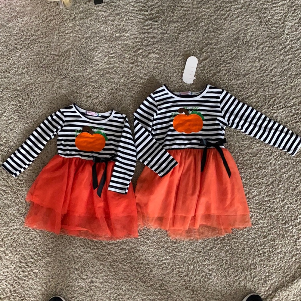 Adorable pumpkin sister set.